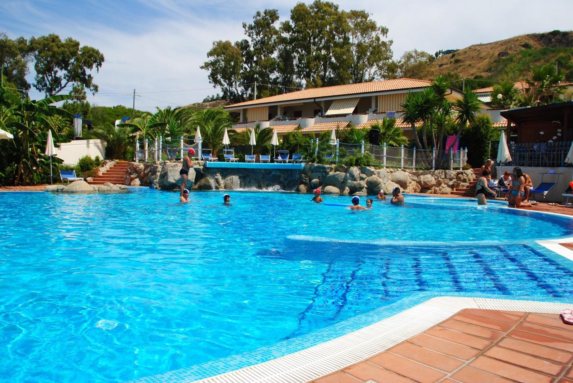 Hotel Scoglio Del Leone Zambrone Bagian luar foto