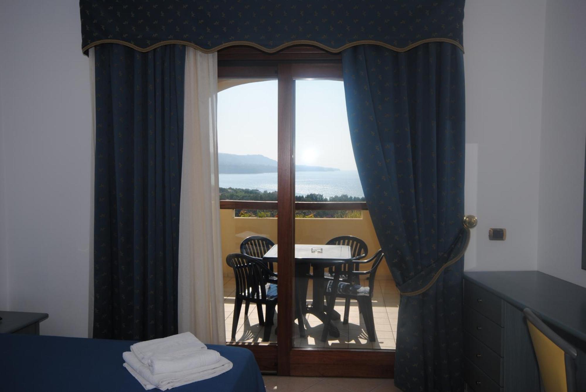 Hotel Scoglio Del Leone Zambrone Bagian luar foto