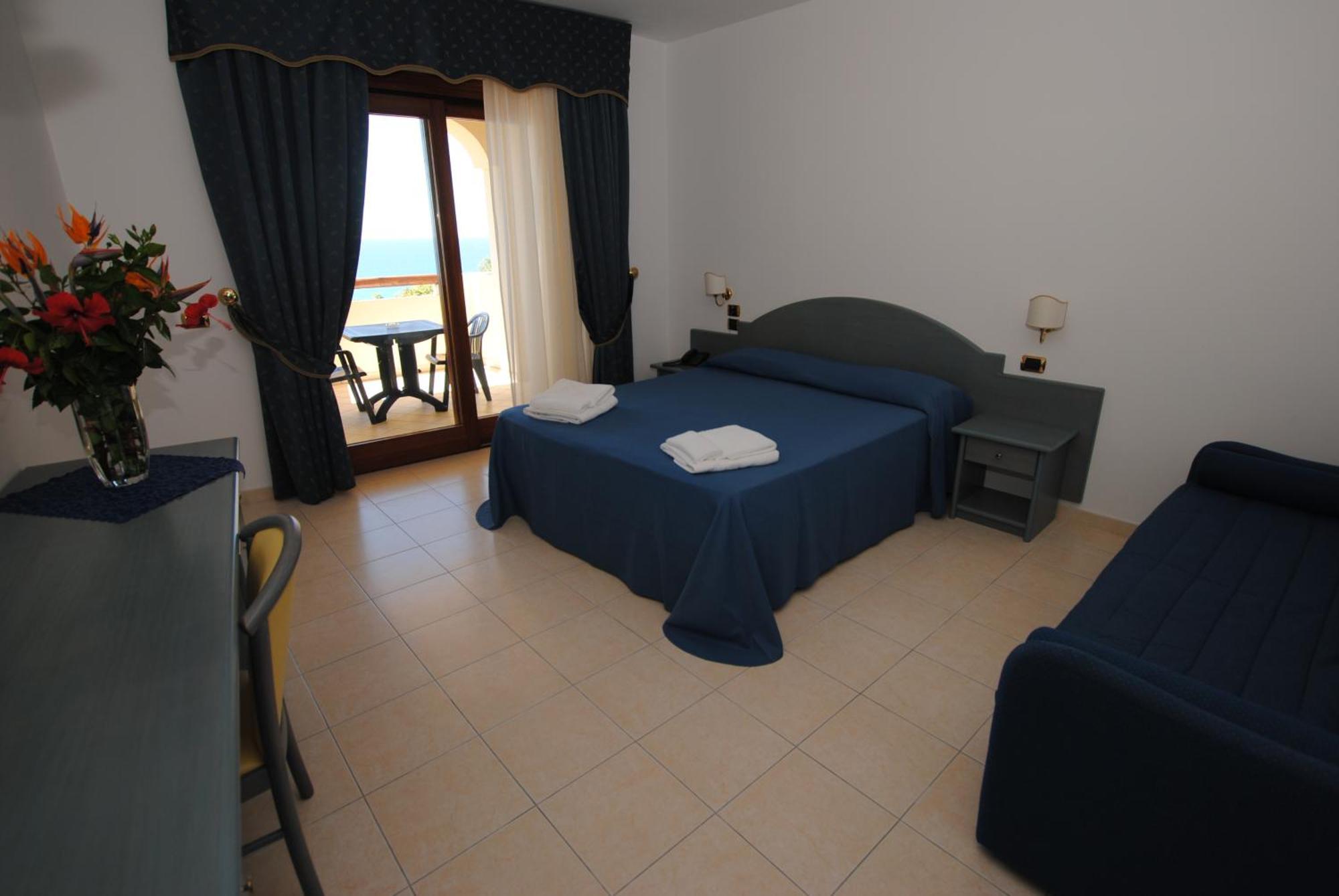Hotel Scoglio Del Leone Zambrone Bagian luar foto