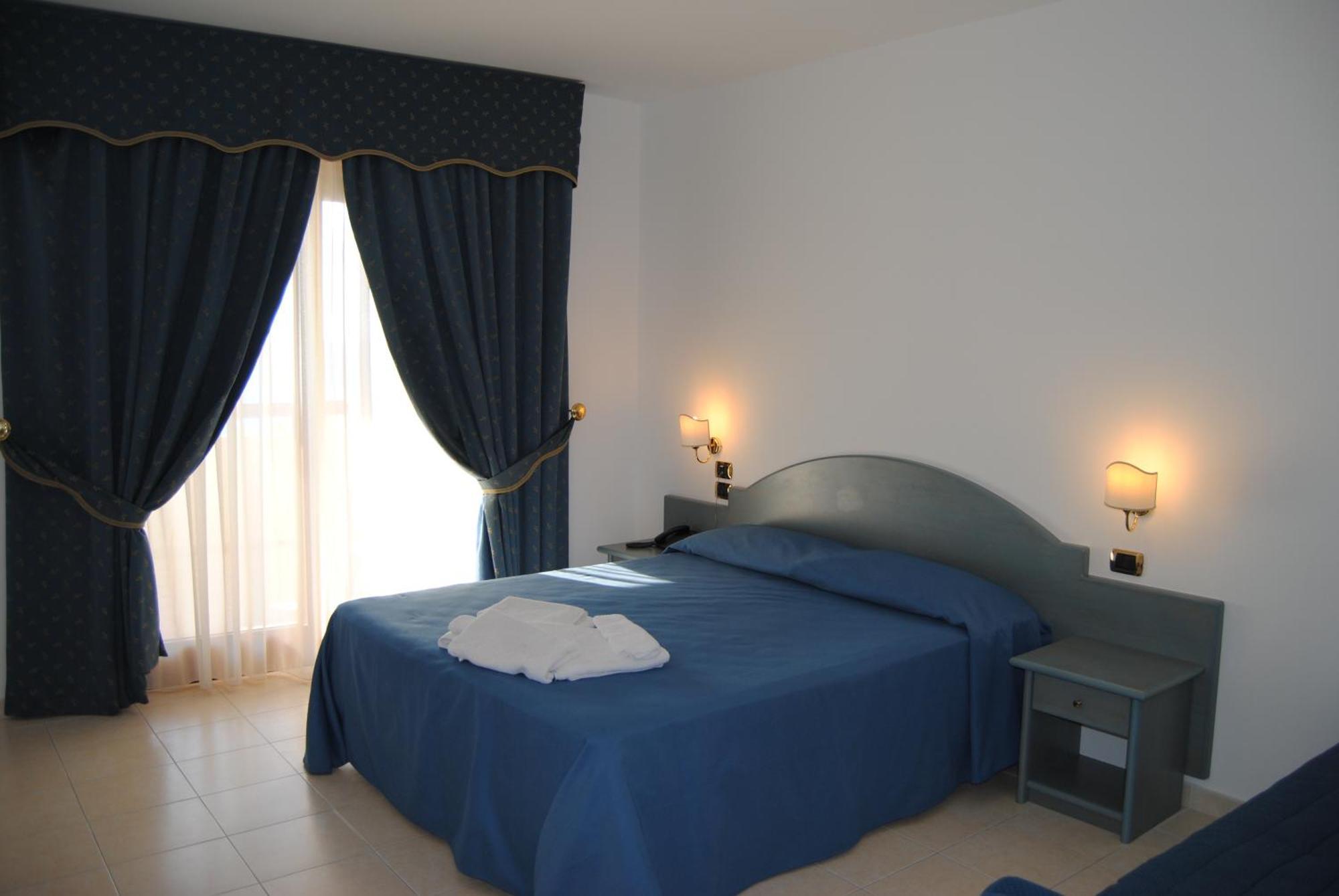 Hotel Scoglio Del Leone Zambrone Bagian luar foto