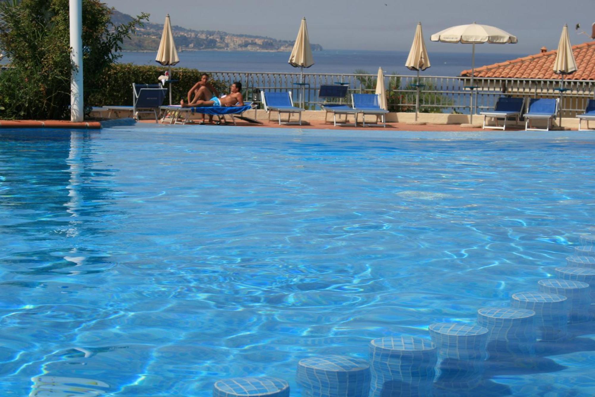 Hotel Scoglio Del Leone Zambrone Bagian luar foto