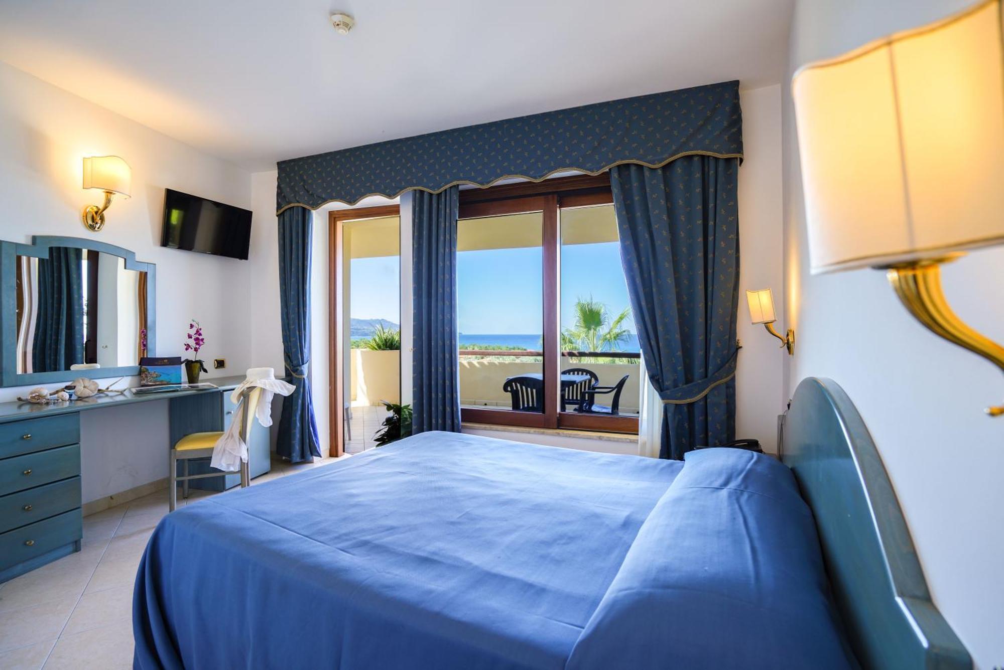 Hotel Scoglio Del Leone Zambrone Bagian luar foto