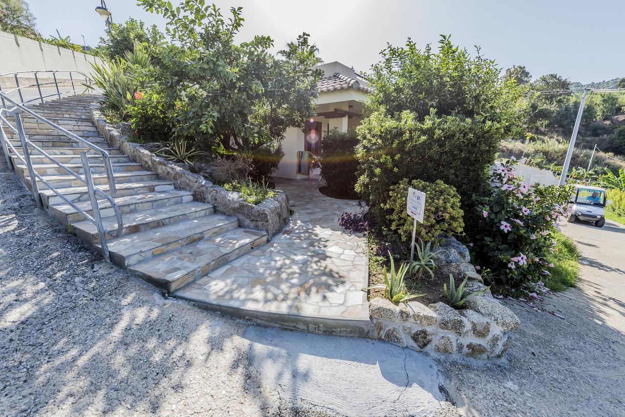 Hotel Scoglio Del Leone Zambrone Bagian luar foto